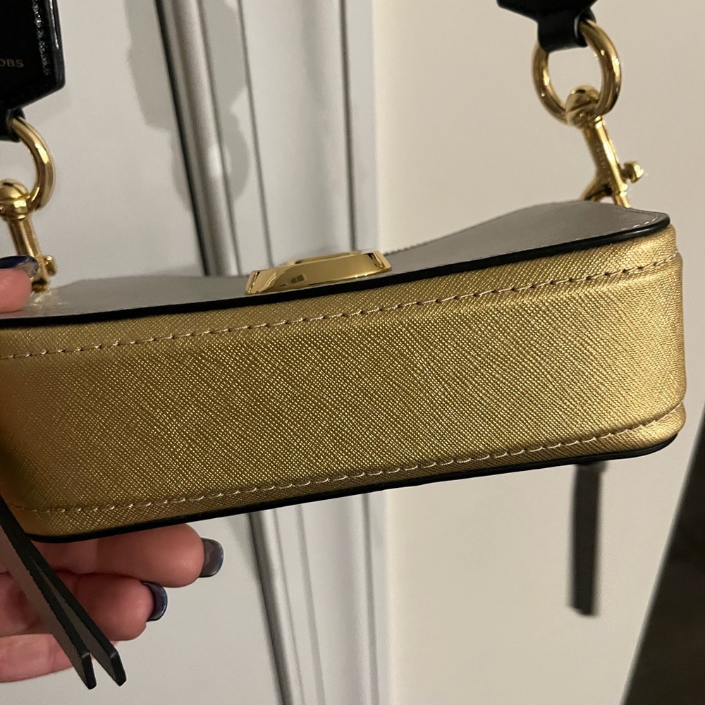 Marc Jacobs Silver/ Gold Metallic Snapshot Crossbody Camera Bag NWOT - Picture 6 of 16